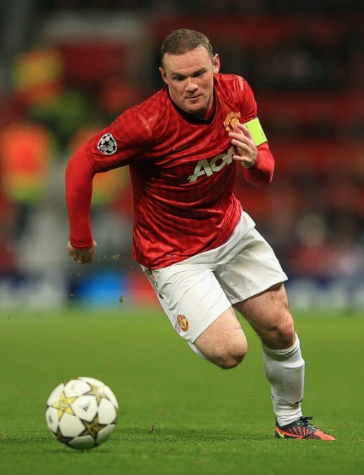 Manchester United – Wayne Rooney: Chắc chắn Rooney sẽ vào sân trong trận này trong vai trò tiền vệ tấn công, điều đó có nghĩa là chúng ta sẽ được xem khả năng chuyền bóng của R10 (điều ít khi được thấy khi anh đá tiền đạo). Tất nhiên khó khăn sẽ là rất lớn cho “gã Shrek” khi Ramires – Obi Mikel đang đá rất ăn ý.